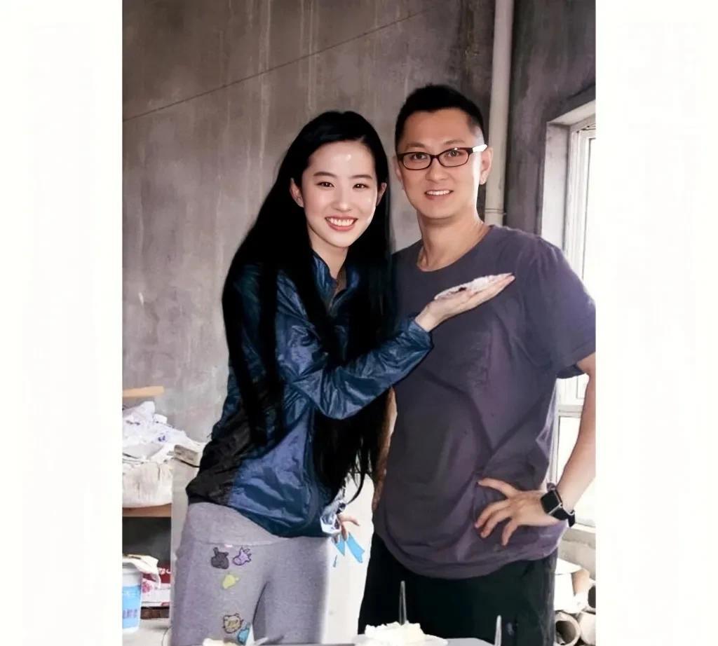 2011年24岁的刘亦菲，真美！而他旁边这位英俊帅气的男子是谁？有认识的吗