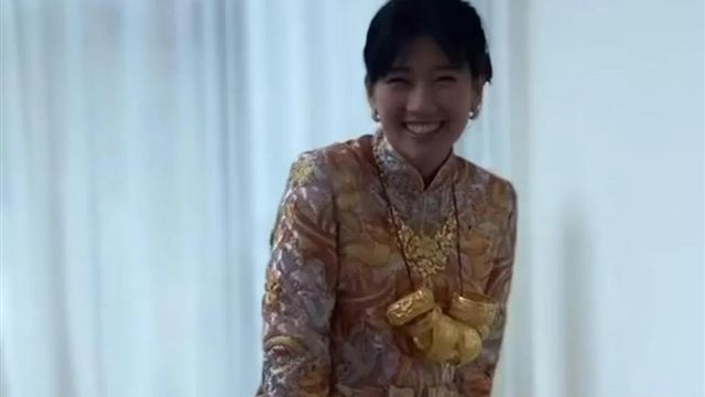 ​70岁前金牌司仪大女摆酒出嫁，穿旗袍跳舞颈上龙凤鈪最抢眼