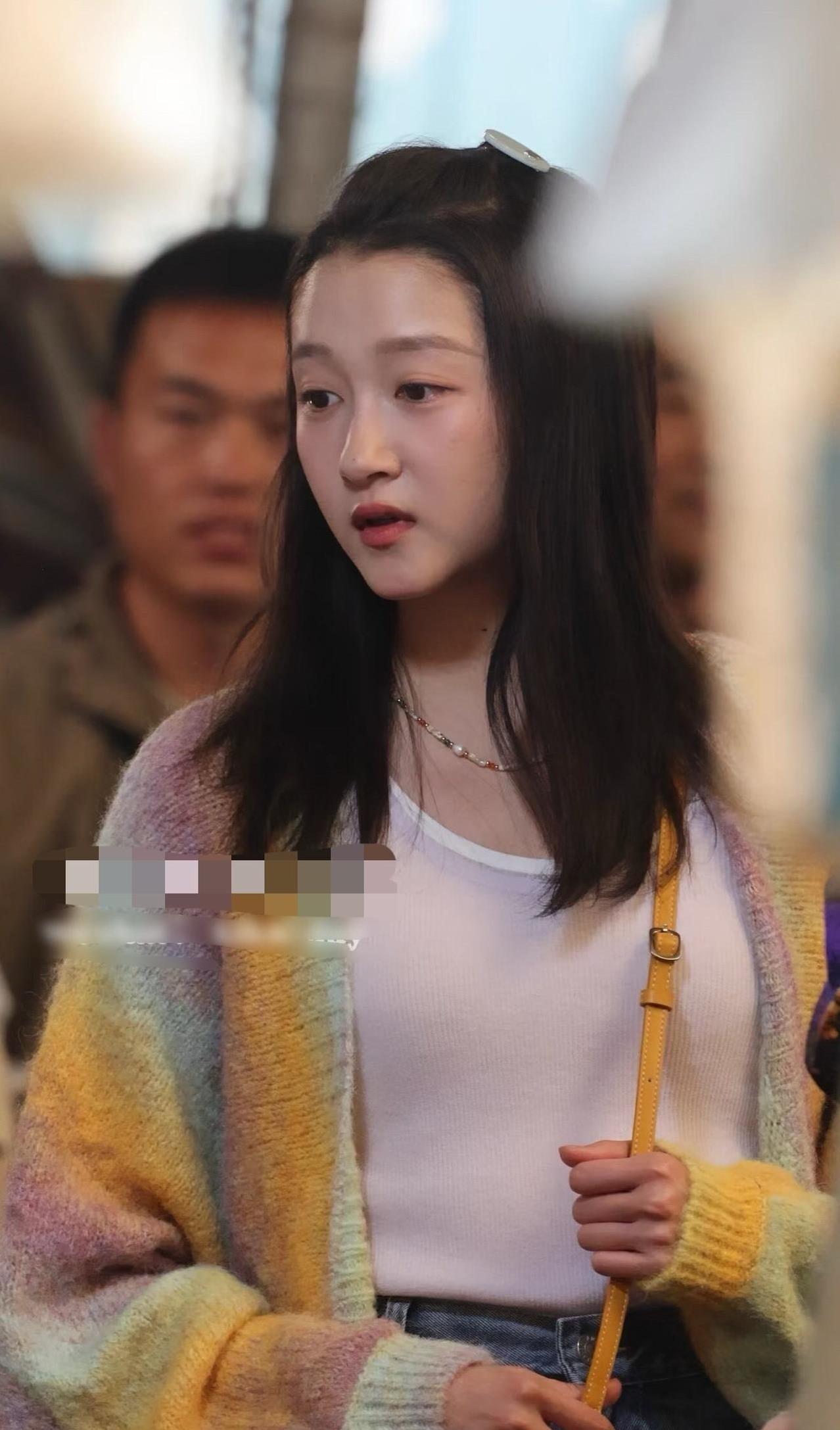 关晓彤片场路透照，自从关晓彤疑似和鹿晗分手后，每次看到关晓彤，都感觉状态没有以前
