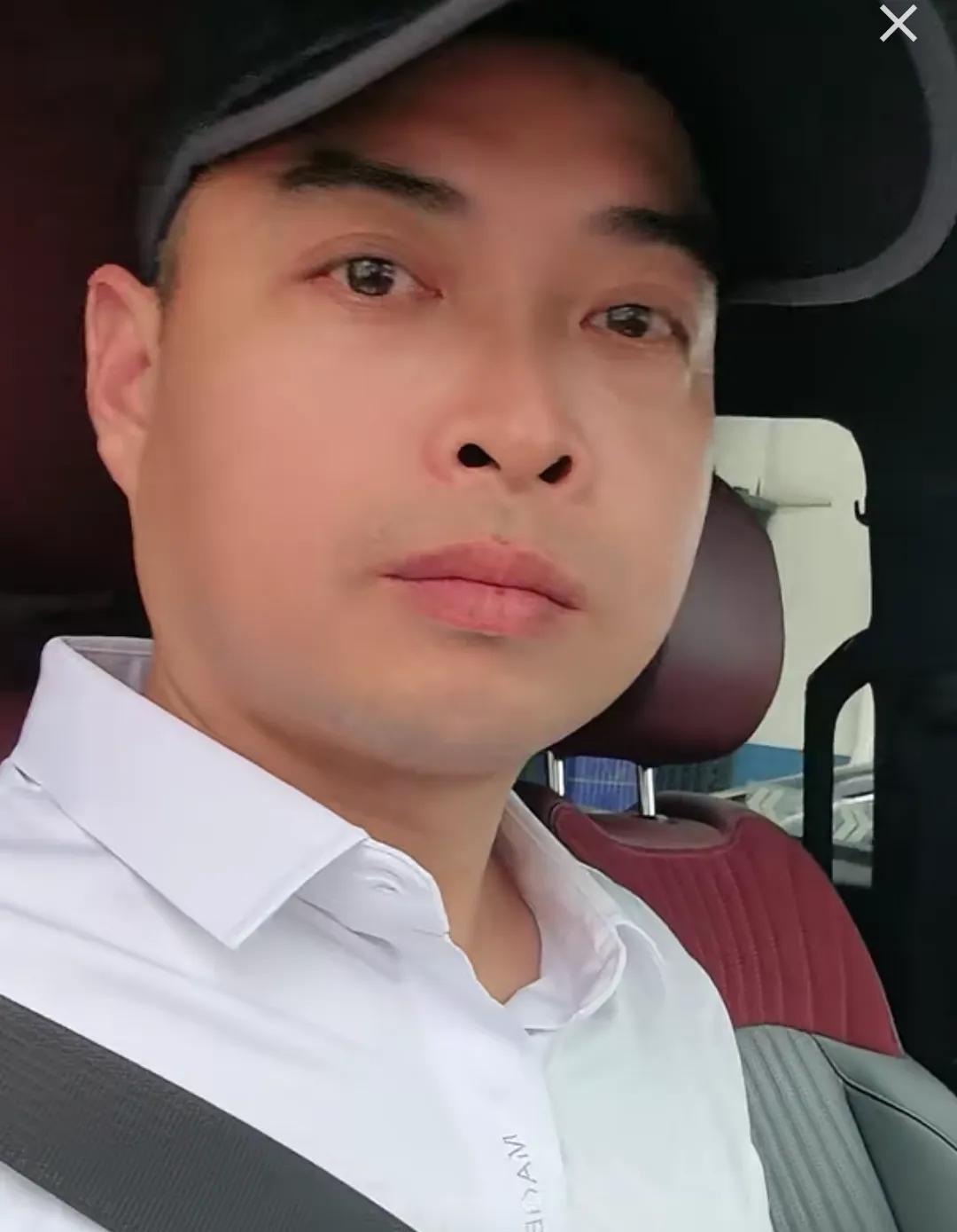 千呼万唤，许妈姚爸以及李老师在快六点半的时候，终于出来了！
出来之前有个小插曲，