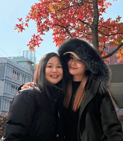 阿Sa蔡卓妍带妈妈看红叶，与妈妈长得特别像，都是圆脸大眼睛！ ​​​