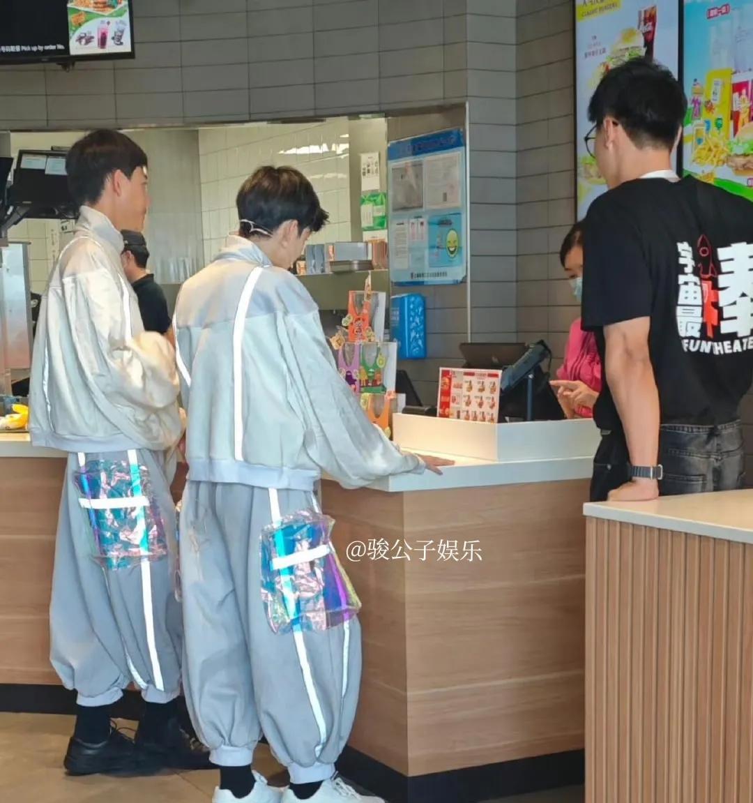 14岁的诺一近日被拍到穿着演出服与好友一同逛街，身高已超过180厘米，身形挺拔修