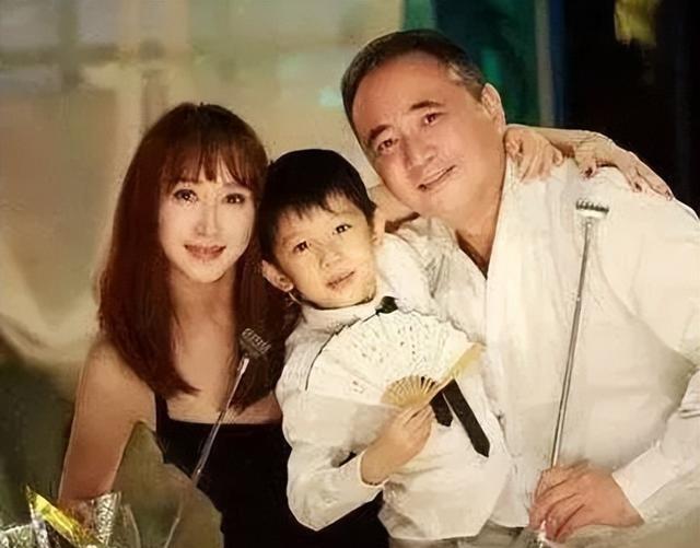 2008年，胡静兴冲冲地嫁给马来西亚身价50亿的富豪朱兆祥，但结婚当晚，胡静却发