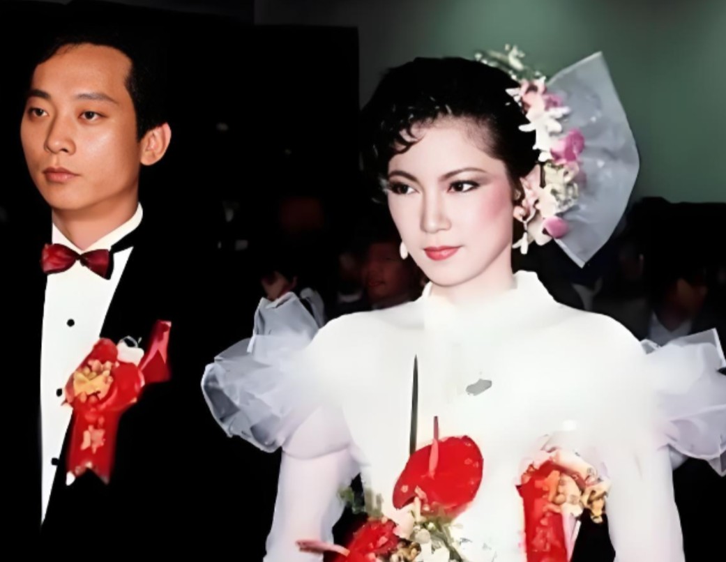 1985年，叛逃至台湾的飞行员萧天润和台湾美女主播张德芬结婚了，婚礼上，萧天润满