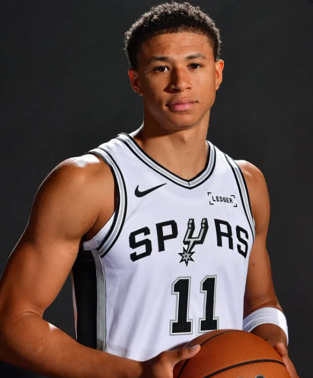 NBA官方更新，晒出一张马刺球员卡特-布莱恩特的照片并为其献上生日祝福。
“让我