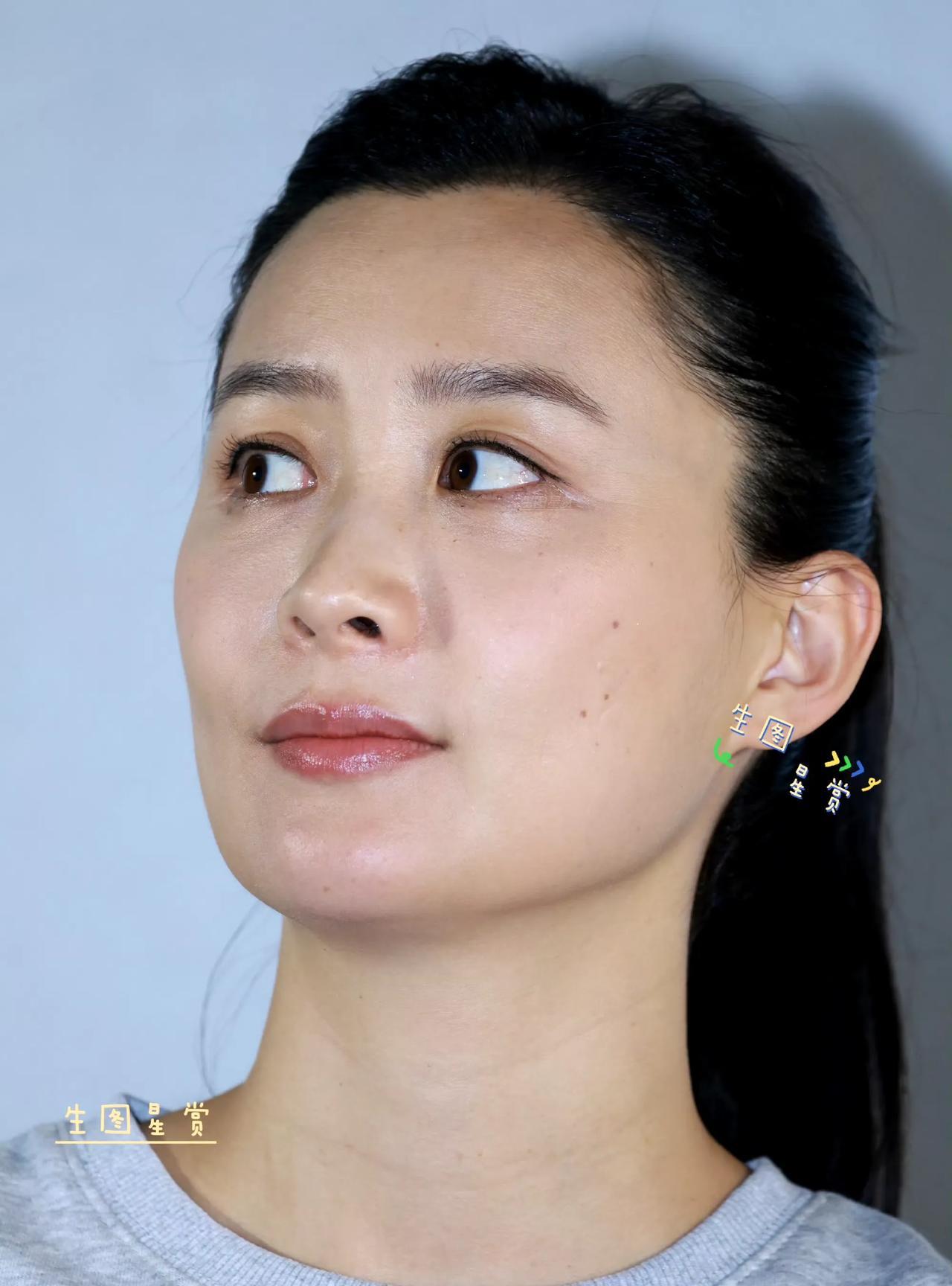 她嫁给了法国外教官，娱乐圈事业倒是越来越好了，跑去出完好莱坞大片，成功跻身国际巨