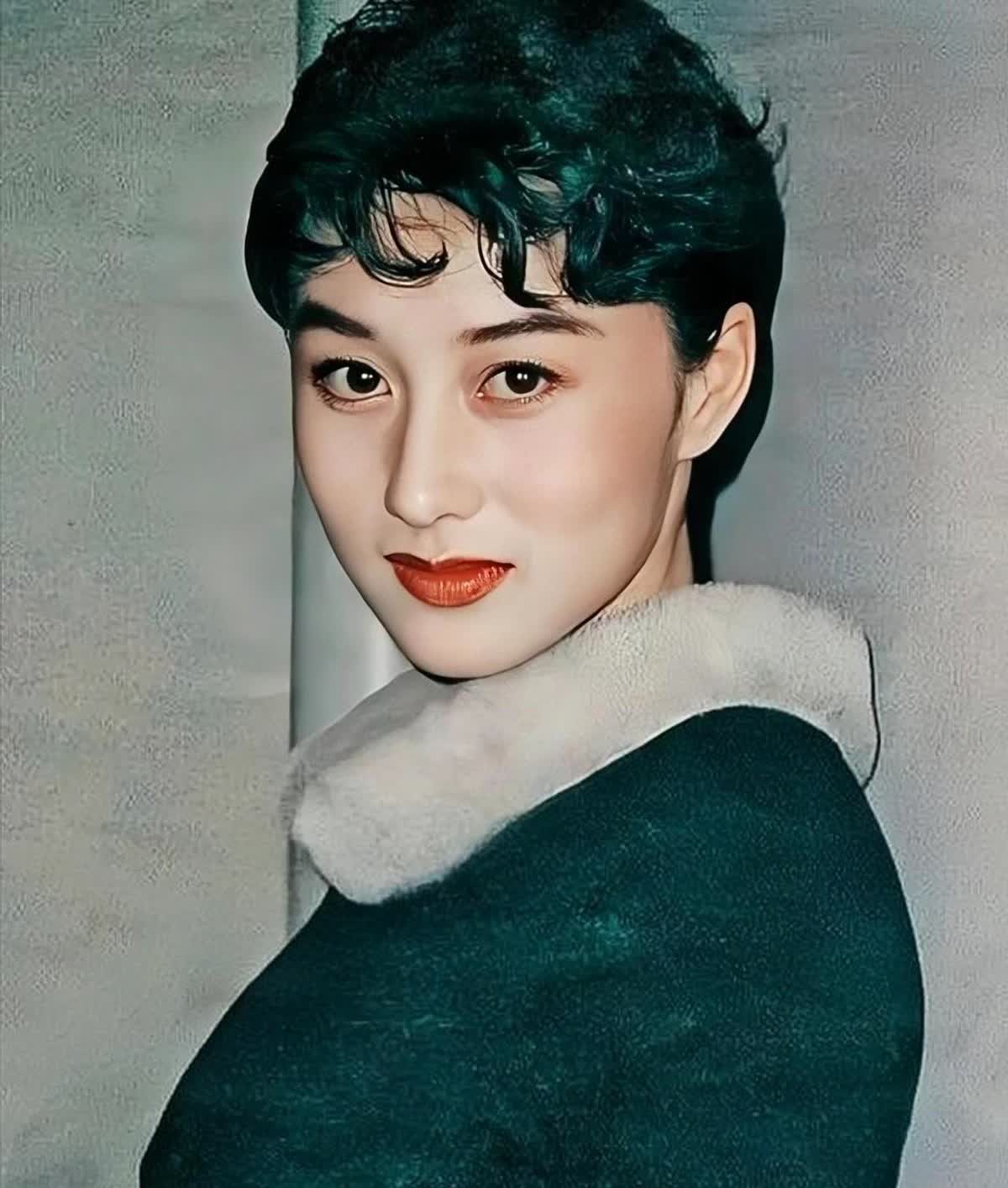 李连杰终于晒娃了，这次是二女儿李苔蜜。

人家在当眼科医生，治病救人，低调得