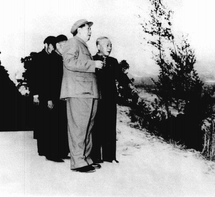 1958年，李井泉陪同毛主席视察都江堰水利工程。李井泉在中央苏区给毛主席当了近一