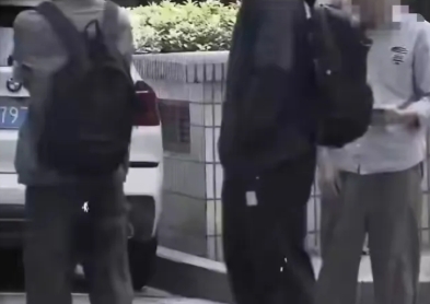 上海，在一小区内，爷叔遛弯时瞅见俩年轻男子大热天捂得严严实实，还鬼祟问路，觉得可