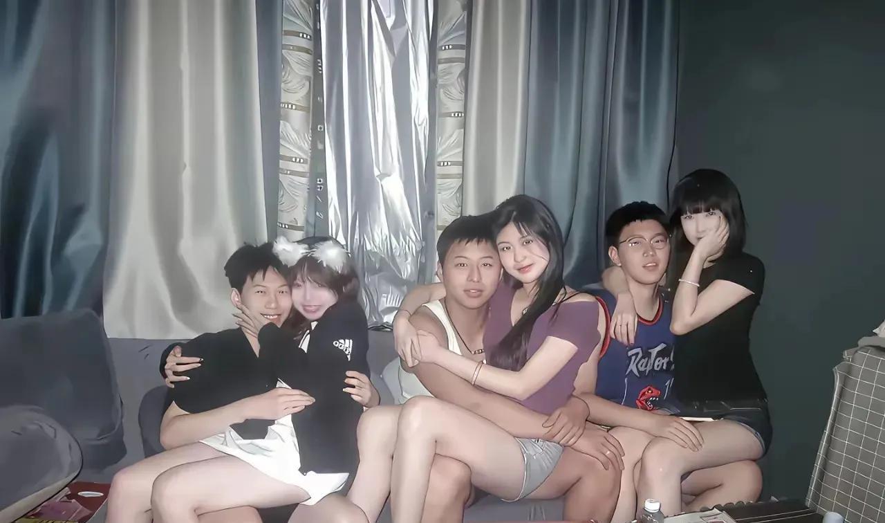 拍照的那个兄弟有点可怜啊[笑哭]
