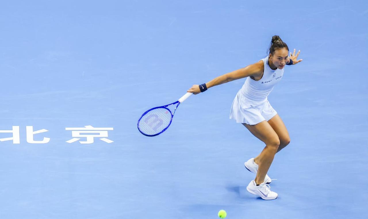 郑钦文0-1诺斯科娃，暂时落后！WTA1000中国公开赛即时战况！19点进行的中