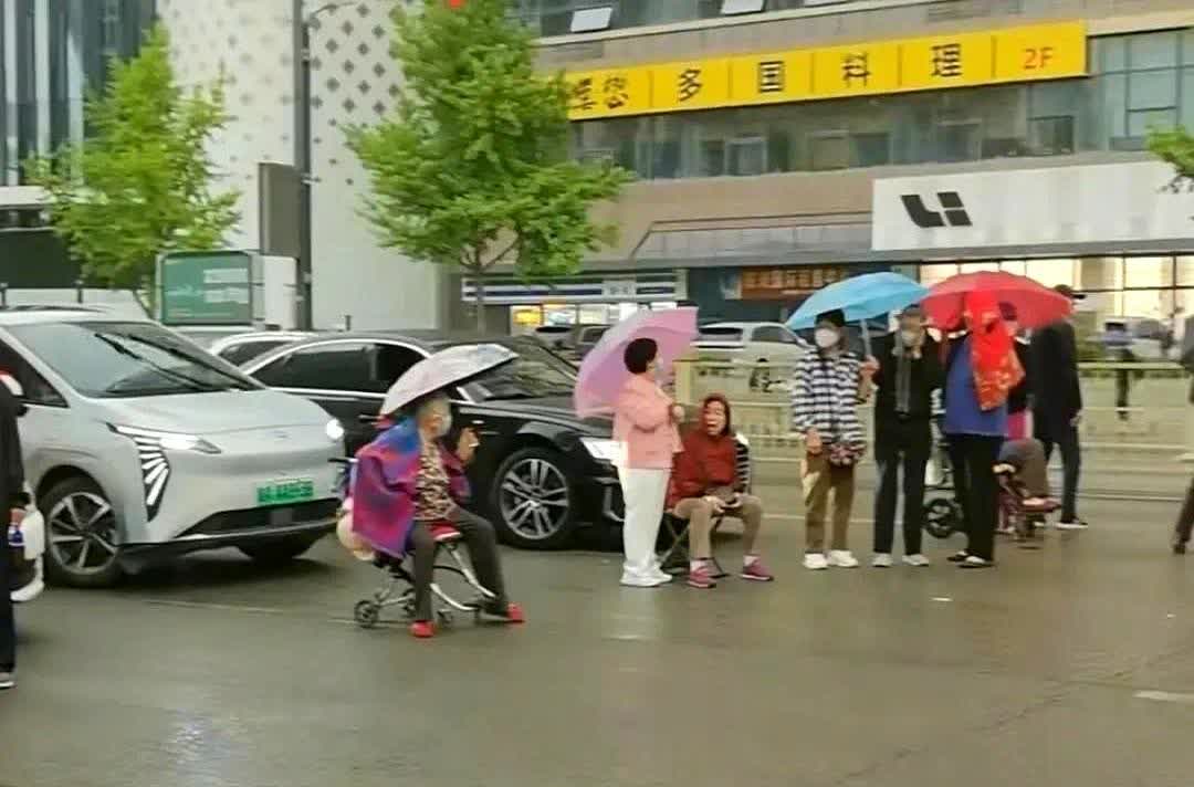 啥情况？

人民路咋又被堵严实了！

今儿个路过人民路口子那块，乌泱泱坐
