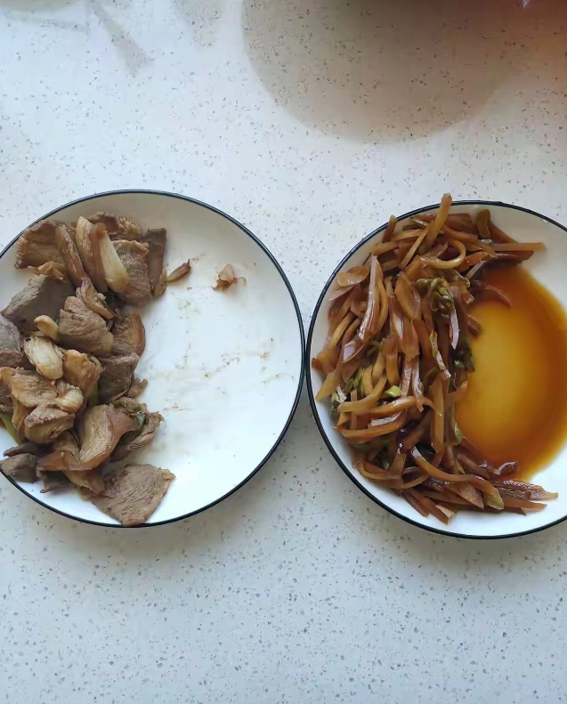 发现个特逗的事儿，我儿媳妇吃饭老有意思了。每次吃饭就只吃离自己近的那半边，别的地