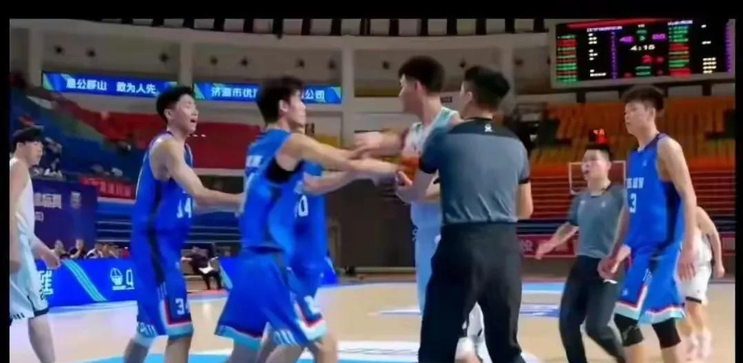 cba大事件：u21比赛中辽宁与山东比赛中途发生大规模群殴事件，辽宁队全员怒而退