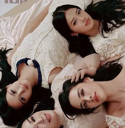 钟丽缇和三个女儿的合体画面，简直是美炸了。
钟丽缇和她三个女儿一起穿裸色衣服，Y