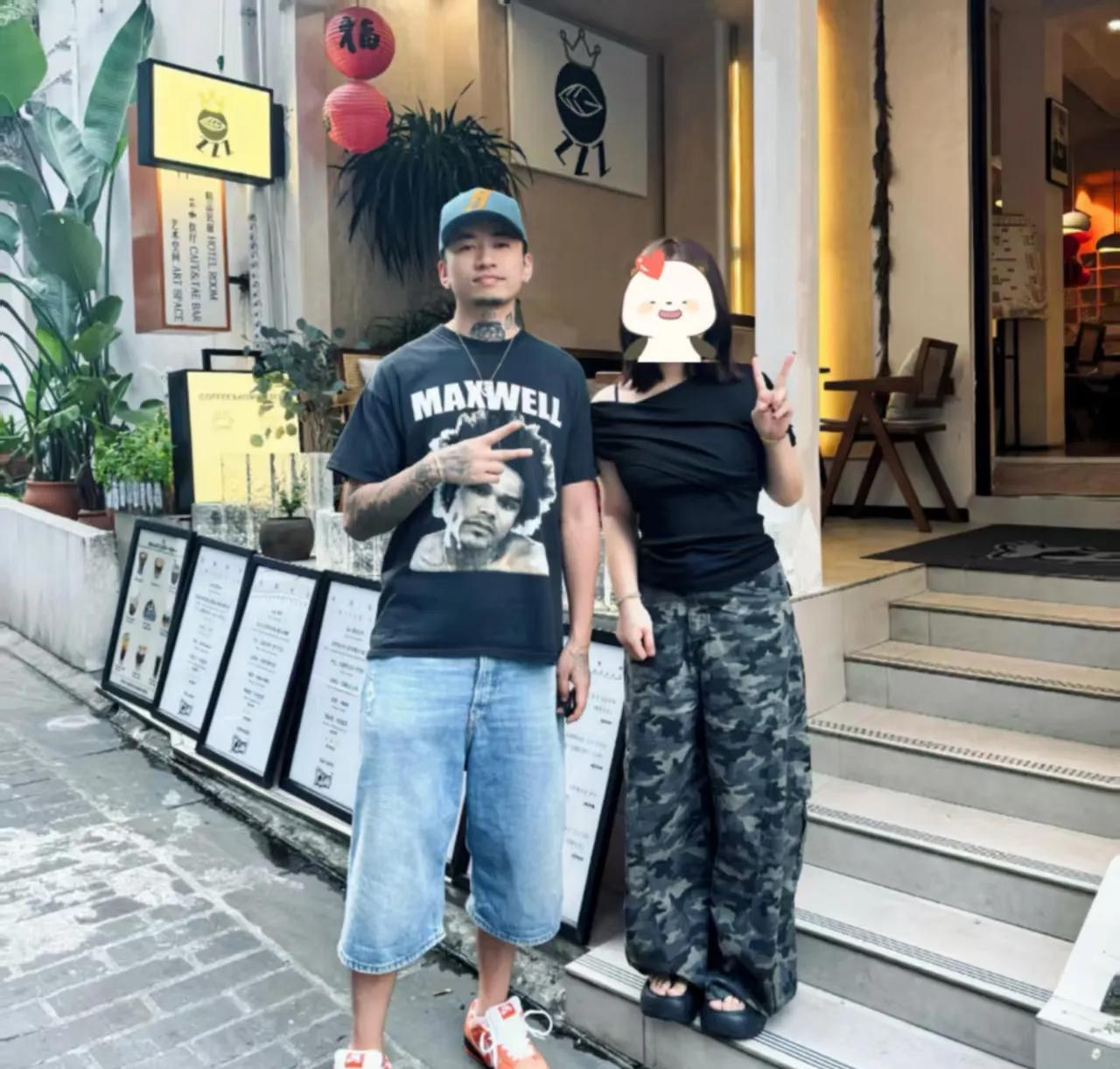 都江堰偶遇马思唯！网友在咖啡店遇到马思唯和女友，小米本人超瘦，和照片一样漂亮，马