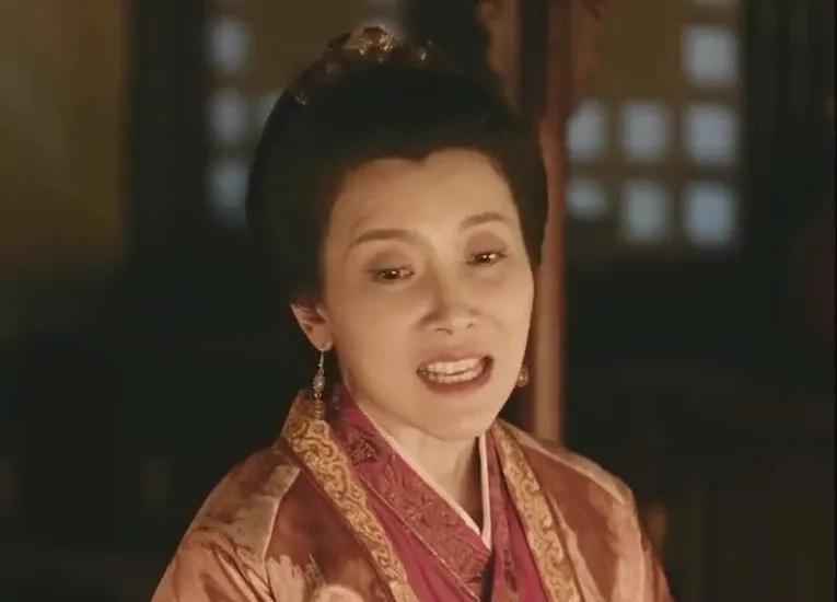 回看几遍知否也看不懂，那个康姨妈到底为什么那么往死里恨盛明兰！
简直是恨的莫名其