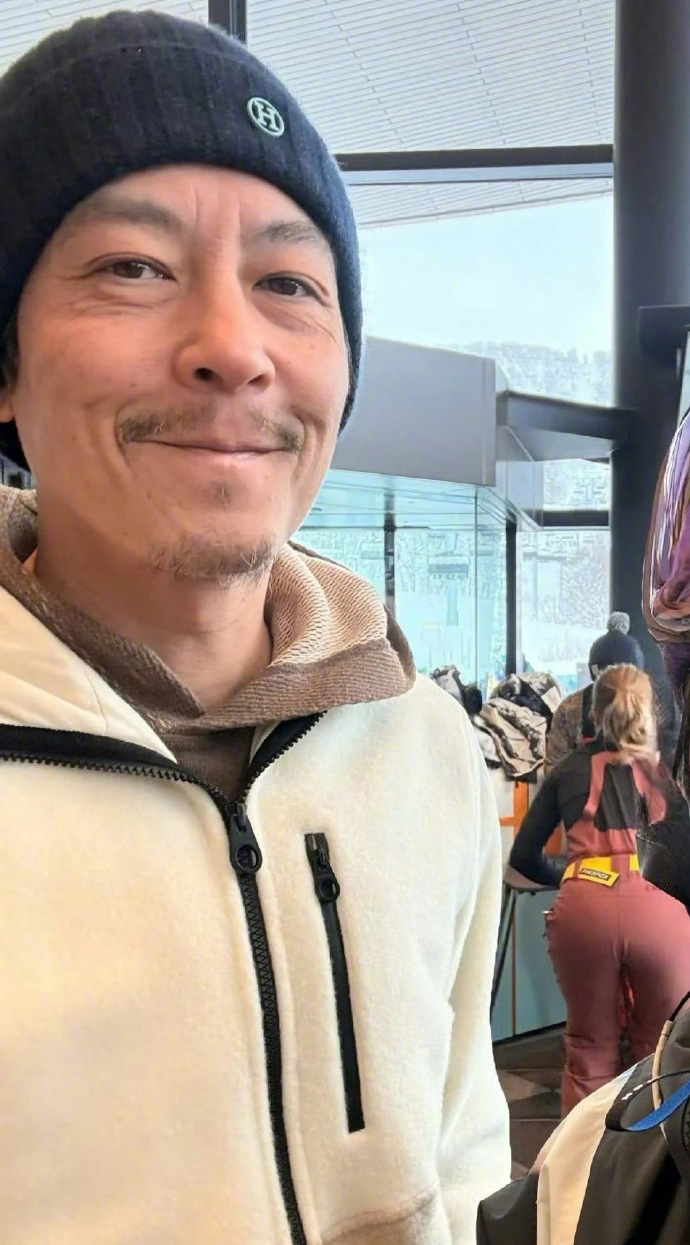 当年的极品帅哥，陈冠希现在长这样。陈冠希近照引发热议，皱纹横生，胡子白了，网友辣