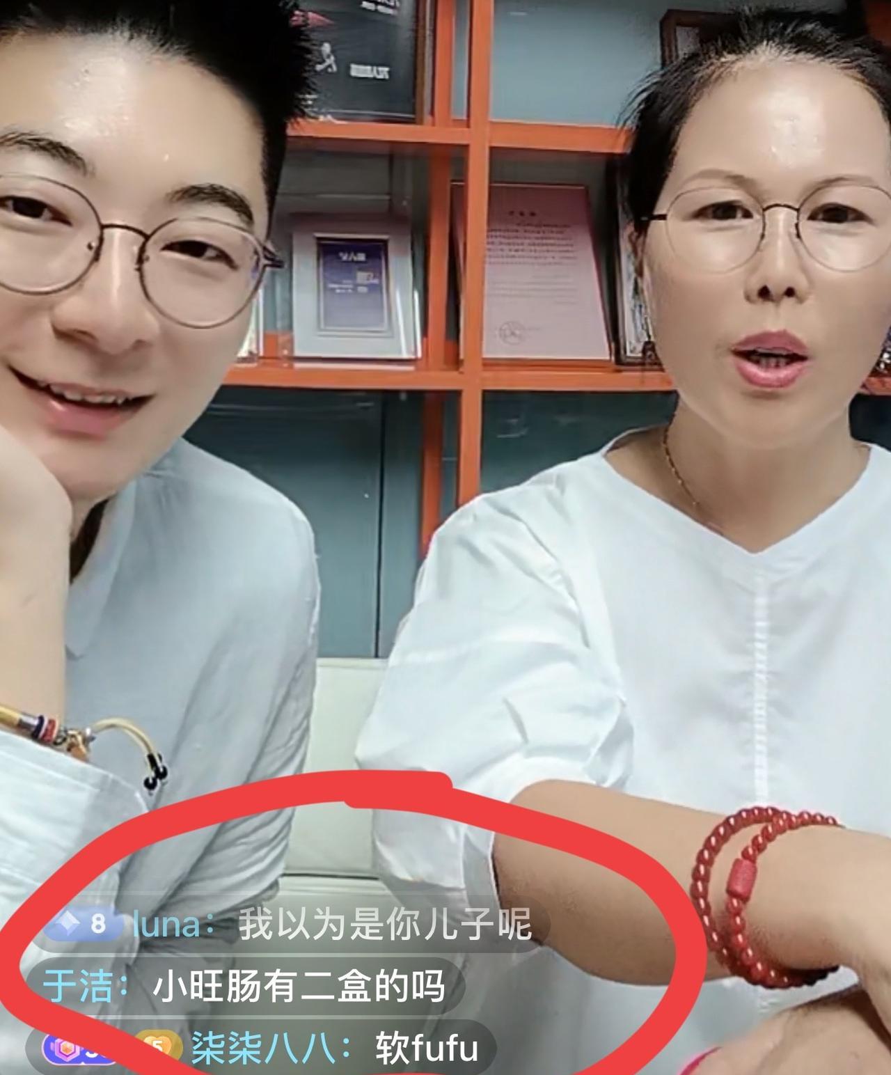 小杨阿姨那么爱絮叨的一个人，在小宇面前竟然那么拘谨，话都说不利索了[捂脸]
现在