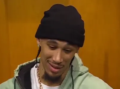 NBA常规赛，第四节比赛中，海斯抢断反击快攻一条龙，实战中上演胯下换手劈扣。
赛