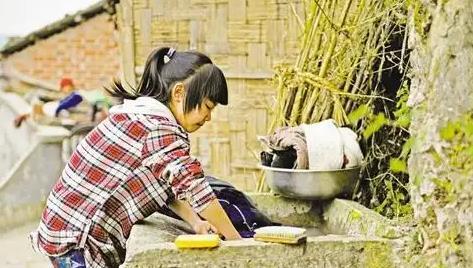 2013年，央视镜头里，14岁重庆女孩背着弟弟翻山上学，却始终面带微笑。可是，当