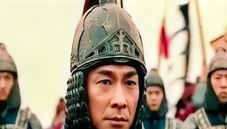 1588年戚继光被罢官免职回到家乡蓬莱，他的妻子随即抛弃他，变卖家产带着戚继光家