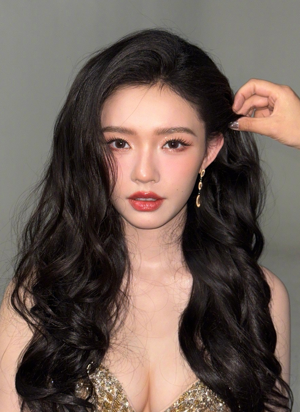 blingbling的林允，这妆造也是没谁了！