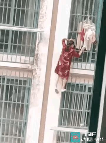 这位恋爱脑大妈为了爱情，练就了一身飞檐走壁的绝世轻功，在历经千难万险后终于来到情