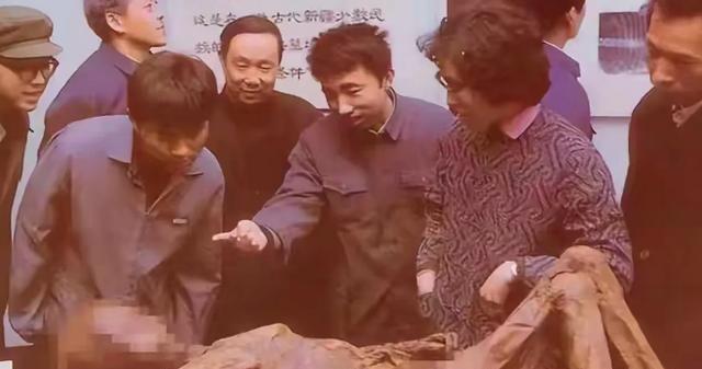 1994年，湖北一古墓被盗，专家们从中发现一具女尸，当看到女尸样貌后，众人顿时怒