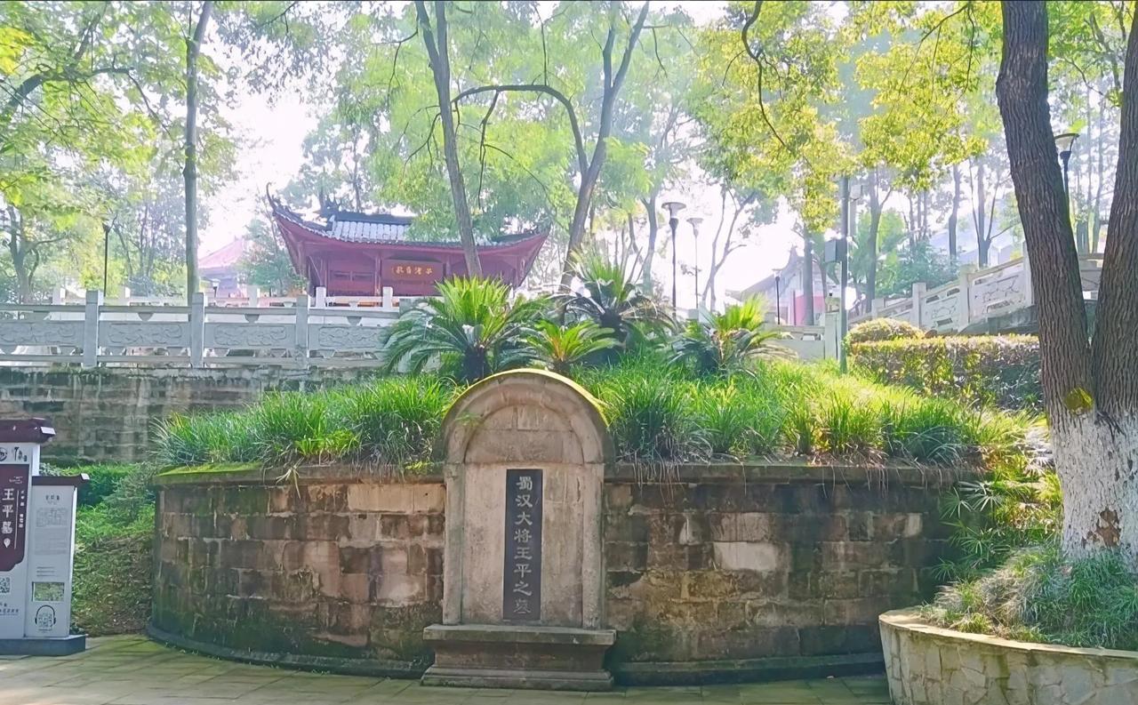 南充高坪区鹤鸣山是个宝藏地。这里曾是张三丰修道、皇帝祭祖的道观，还是中国道教发源