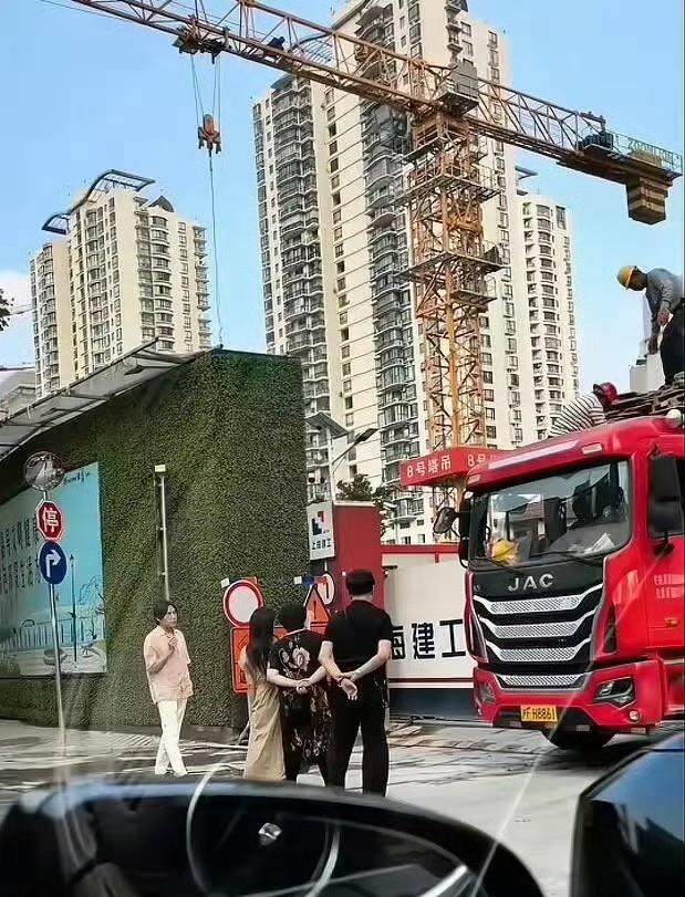 秦昊这么拼的原因找到了
他原来买新房了，新房还在施工
是上海黄浦区的翠湖天地，也