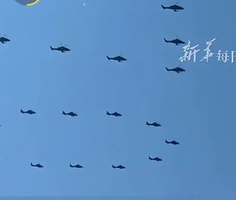 中国工程院院士杜祥琬透露，十年前的抗战胜利七十周年阅兵式上，空中受阅的飞机梯队下