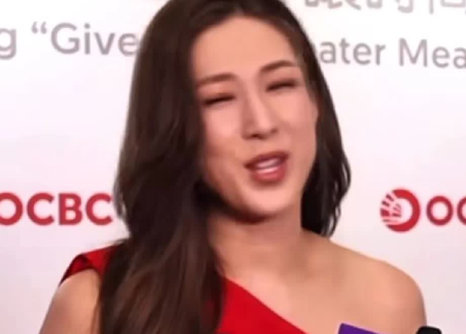 钟嘉欣:不要讲了
被记者问以前林峯对她有好感？钟嘉欣说:“大家都结婚了，不要讲