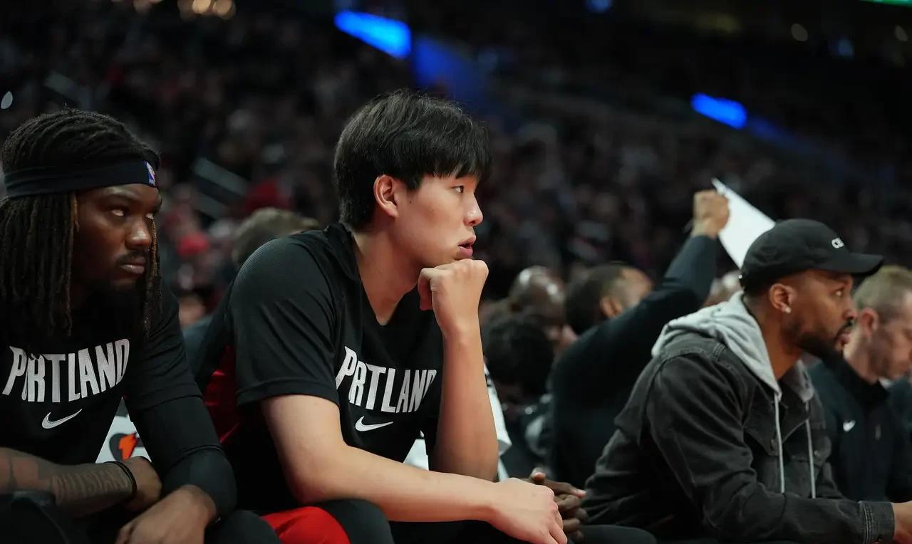 事实上开拓者老板也精明得很，他虽然花费一个顺位16才拿下杨瀚森，但是球员在赛场上