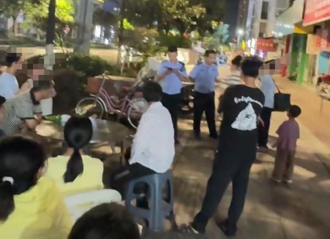 还要不要脸了？你一个大人就差那两根冰棍钱吗？
7月27日凌晨，贵州瓮安新春路某烧