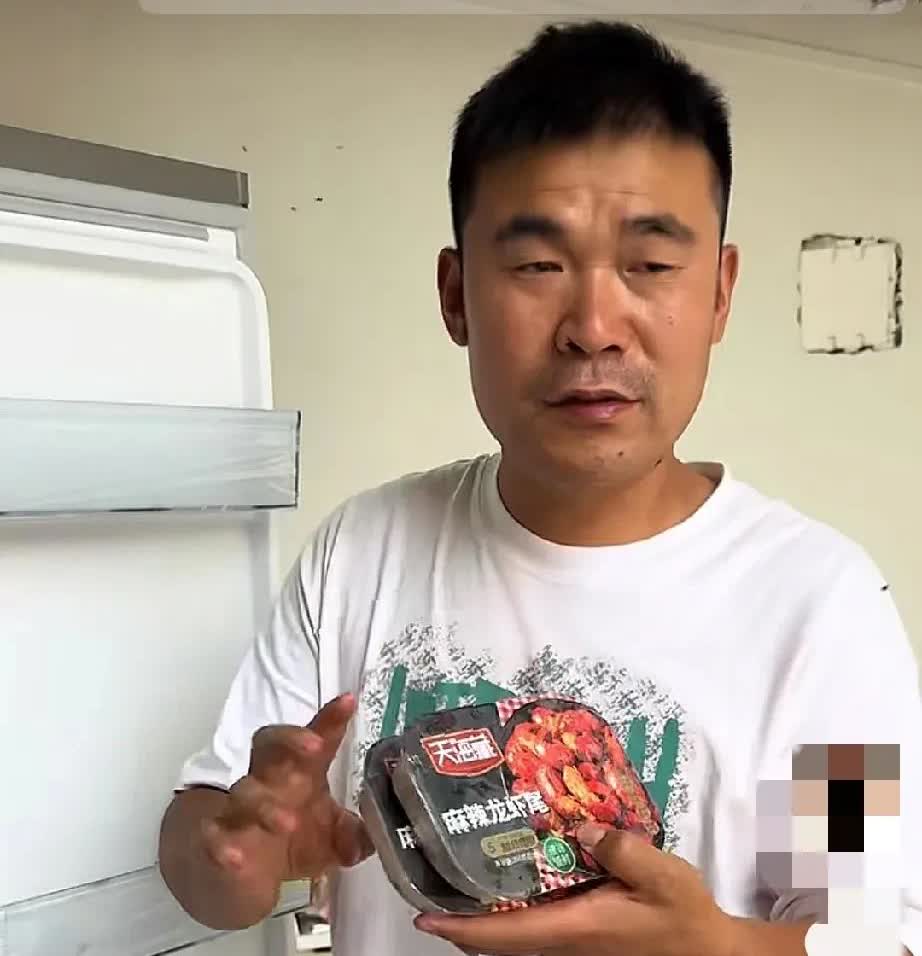 阿杜是不是对瑶瑶有意见呀！
阿杜说恩泽要吃龙虾尾，依依说姐姐也要吃，阿杜的反应