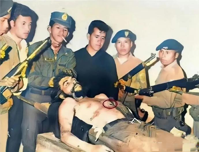 1967年，39岁的切·格瓦拉遭玻利维亚军方枪杀，遗体赤裸示众，怒目圆睁身中数弹