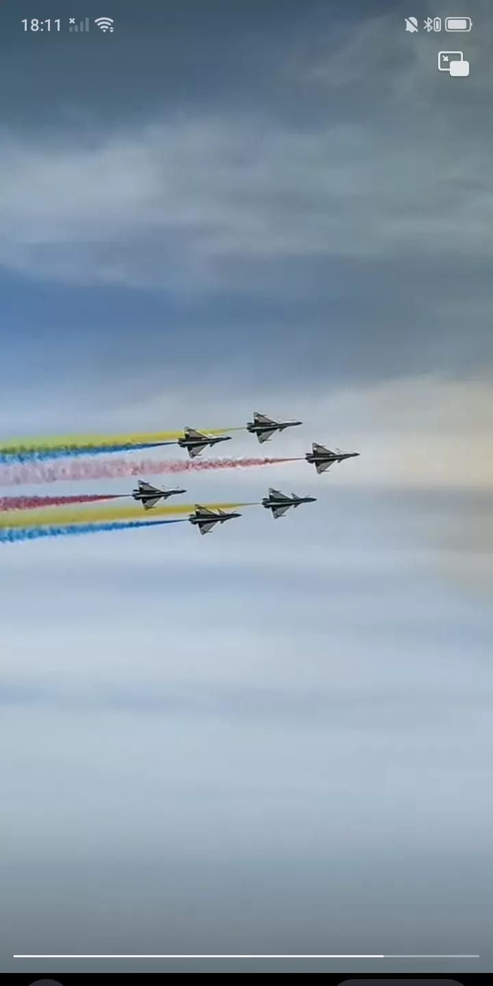 中国空军多款现役战机震撼升空，长春航空展开幕首日现场人山人海。今天恰逢周末去现场