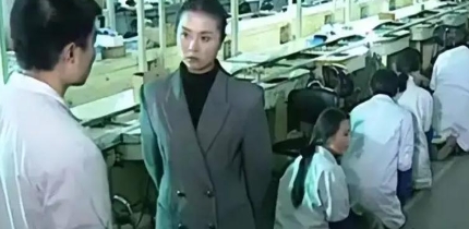 1995年，一名韩国女老板走进车间，威胁120多名中国员工：“全都跪下，不跪开除
