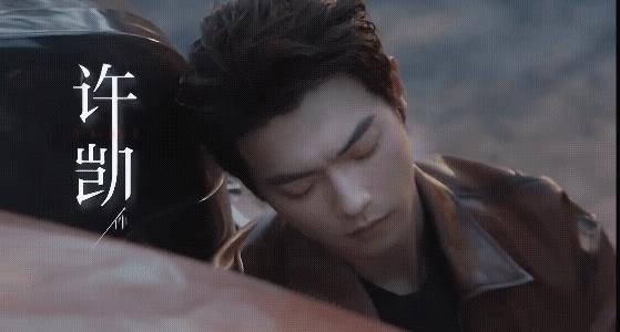 许大男神这是在拍谍战剧吗？他被困住了，竟然被锁在一辆车的轮胎上，用铁链子给拴住了