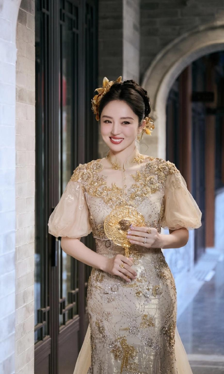 网友1: 答应我，别跟他生孩子行吗？
网友2:嫁给他，没必要长这么漂亮了！
网友
