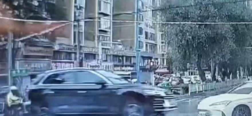 绝对不是一般车，可以飞起来的车，原来是女司机！人家说西宁的车会飞，我还不信，这次
