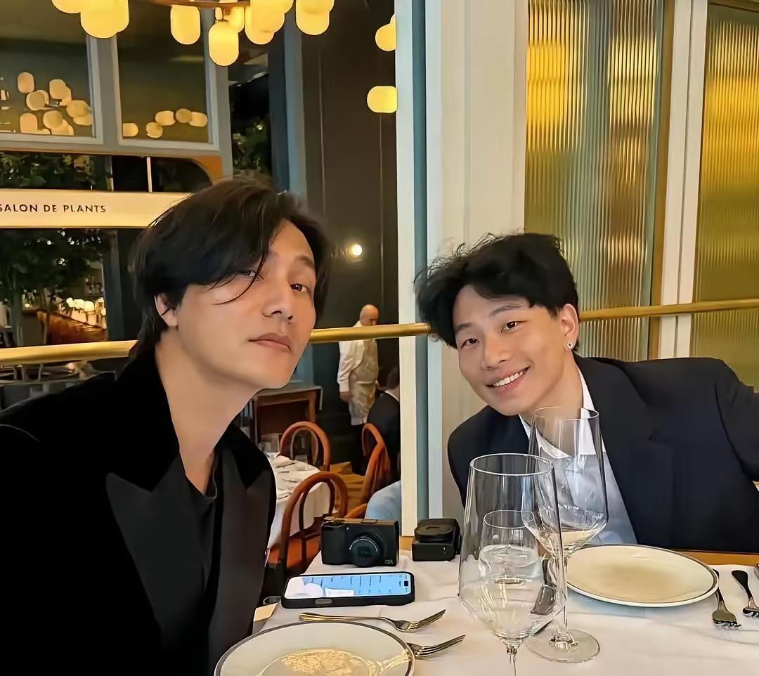 陈坤真的是一个嘴很硬的人
陈坤的儿子生母到底是谁一直是未解之谜
陈尊佑看着一点不