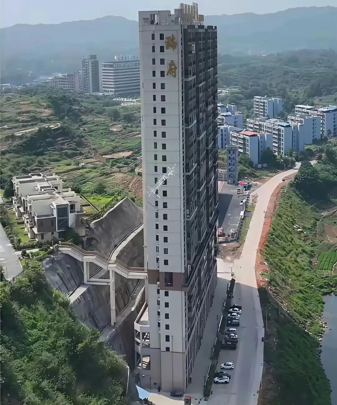 这农村自建房怎么跟小区一样。