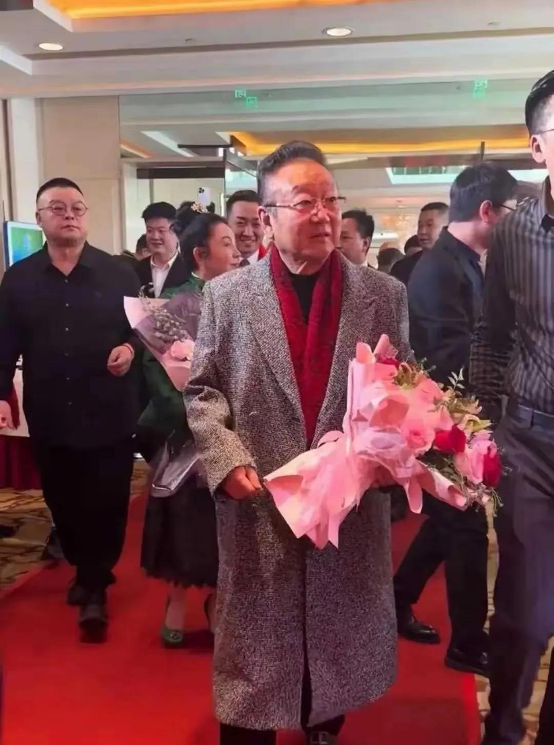 蒋大为老师虽然已经70多岁的高龄但嗓音洪亮，身姿矫健，老爷子今天真精神，手里拿着