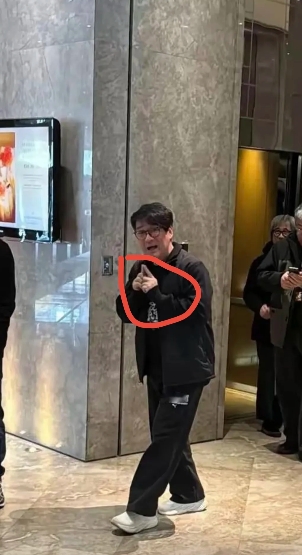 周华健这个手势是什么意思
请问有懂的吗
发现很多明星有时会做一些我们看不懂的动作