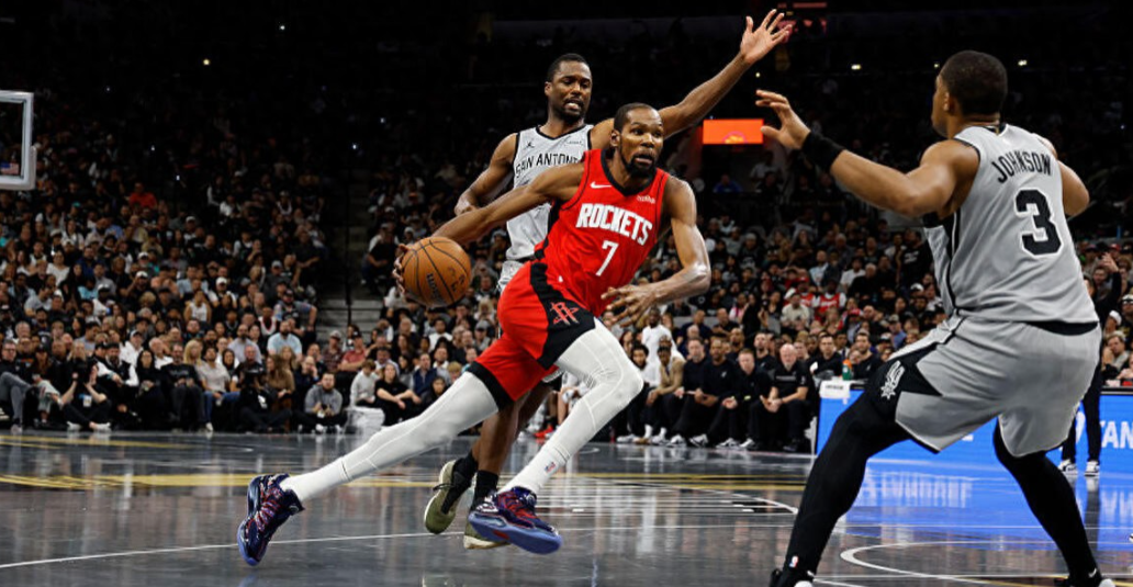 马刺121-110胜火箭。
其中，火箭全队失误了23次，杜兰特一个人就失误了8次