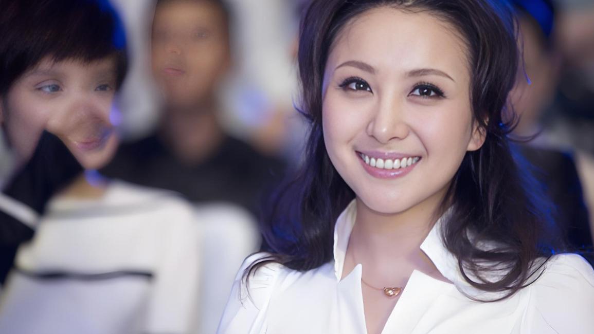 她是姚晨同窗却甘当绿叶，放弃从医跨界成制片人，今成张一山恩师