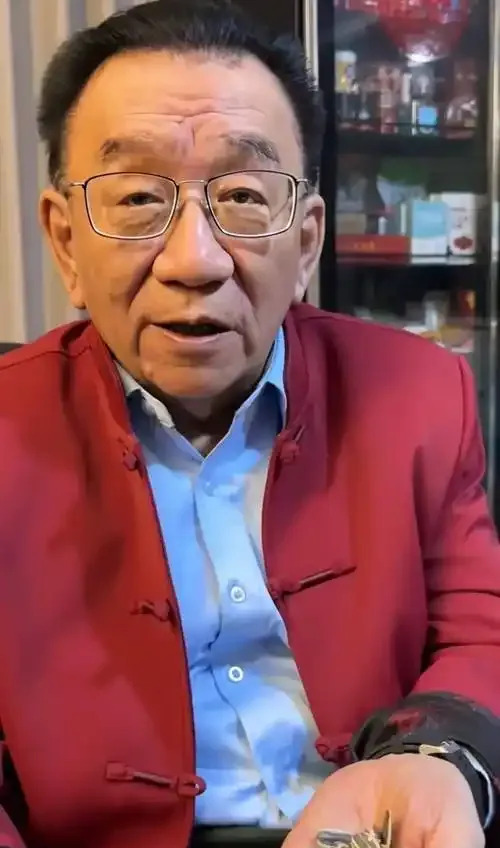 侯耀华支持刘慧给郭德纲刷礼物











刘慧给郭德纲刷礼物，这可是捅