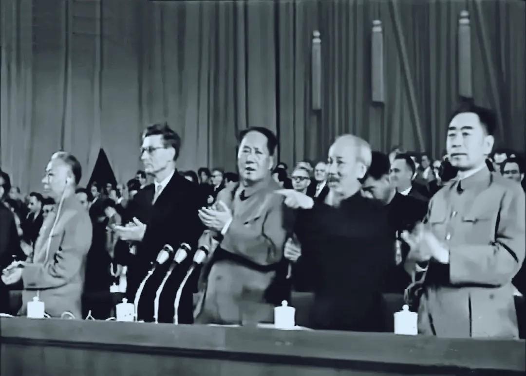 1959年9月29日，毛主席与周总理、刘少奇、苏联和越南等社会主义国家领导人或代